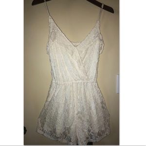 🌹✨ Hollister Lace Romper (Size S)